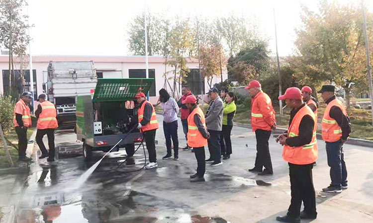 環衛高壓沖洗車交付現場 高壓清洗車