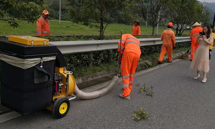 濟(jì)南城市環(huán)衛(wèi)引進(jìn)手推式樹葉收集器，用于綠化帶落葉收集