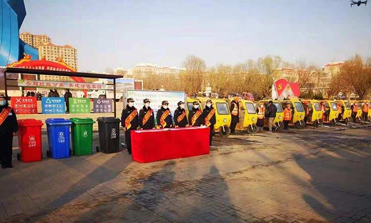臨清環(huán)衛(wèi)公司推行垃圾分類，百易分類垃圾清運(yùn)車也參與其中