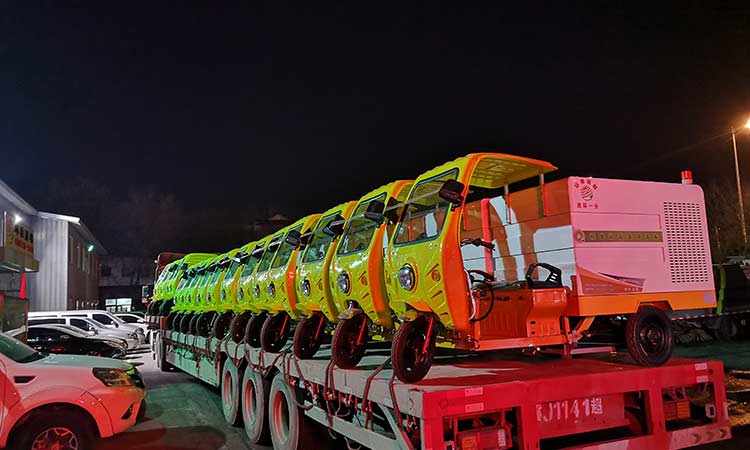 北京環(huán)衛(wèi)公司引進(jìn)純電動(dòng)高壓沖洗車到貨現(xiàn)場