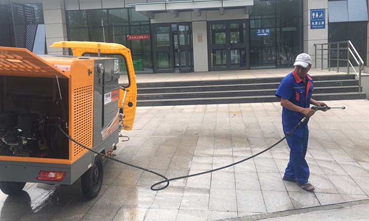 近日浙江環衛公司引進純電動高壓沖洗車，用于環衛道路快速保潔