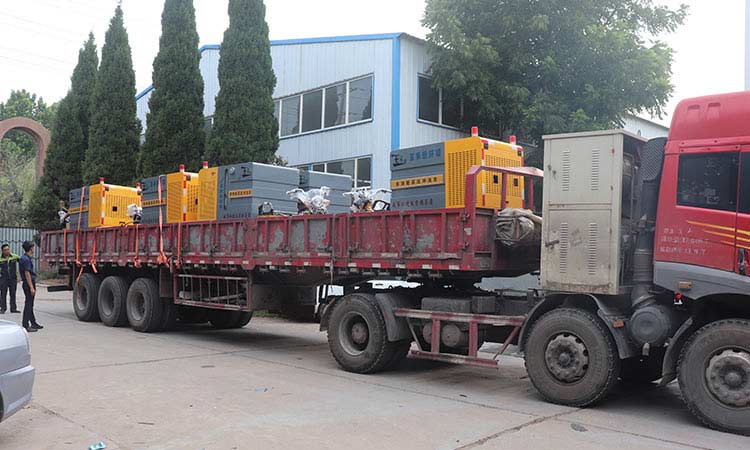 最近，深圳環衛公司引進多功能高壓沖洗車，用于環衛人行道快速沖洗和保潔