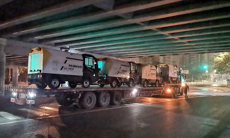 四輪多功能高壓清洗車到貨現(xiàn)場 高壓清洗車