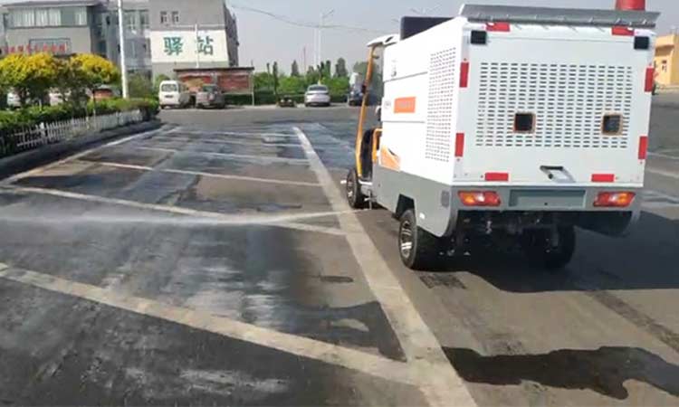 四輪高壓清洗車高速服務(wù)區(qū)工作 小型四輪高壓清洗車