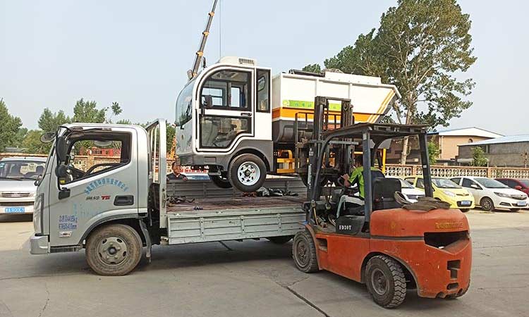 四輪環(huán)衛(wèi)垃圾清運車裝車現(xiàn)場 小型四輪電動垃圾車