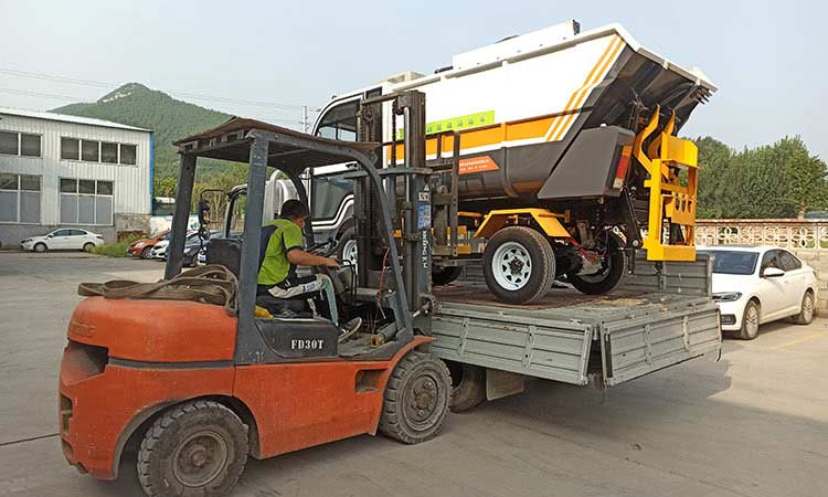 電動垃圾車裝車現(xiàn)場 后掛式垃圾清運車