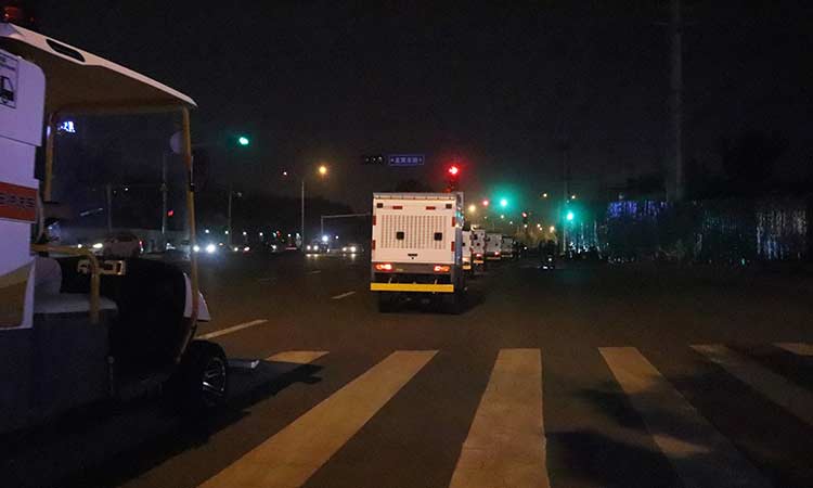 電動四輪高壓清洗車夜間交車路上 高壓清洗車