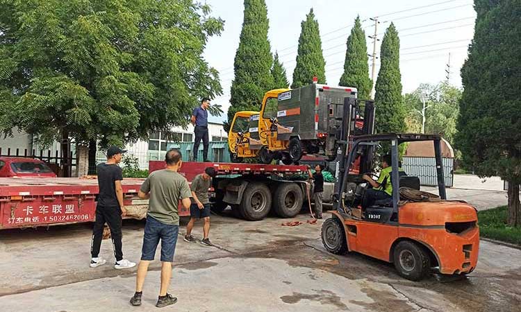 高壓清洗車裝車發貨現場 人行道高壓清洗車