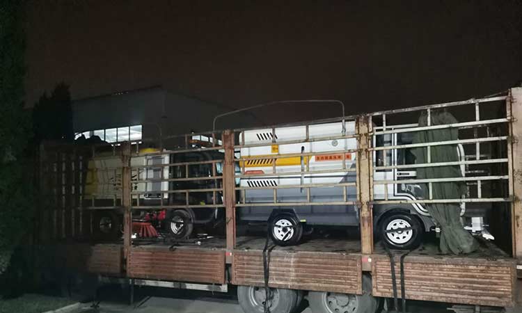 四輪洗掃車裝車中 小型電動洗掃車