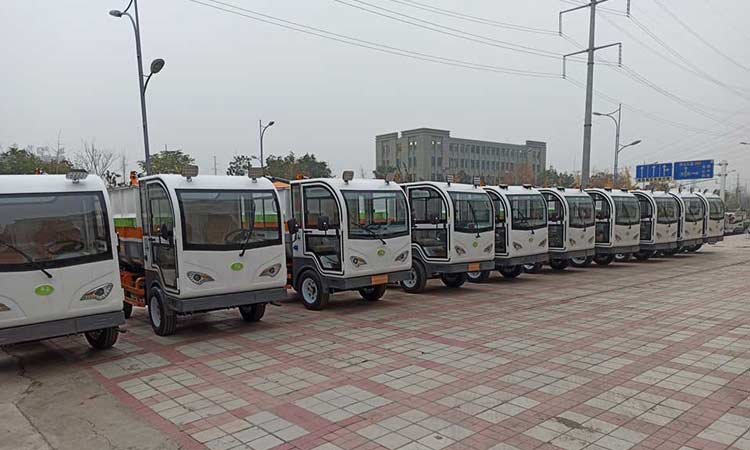 四輪垃圾清運車交接現場 背掛式垃圾清運車