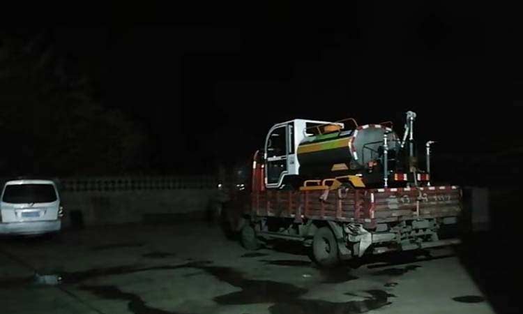 環衛公司購買的電動四輪灑水車今夜發貨