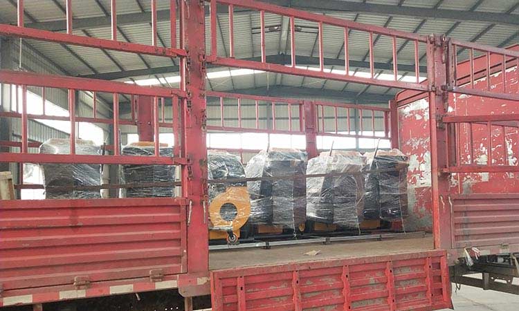 秋風掃落葉，環衛很辛苦，小型吸葉機神助攻