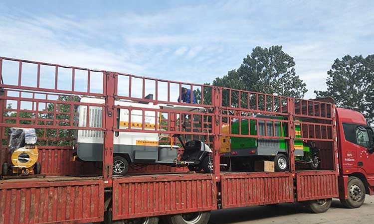 手推式樹葉收集器與四輪高壓清洗車一并發往展會現場