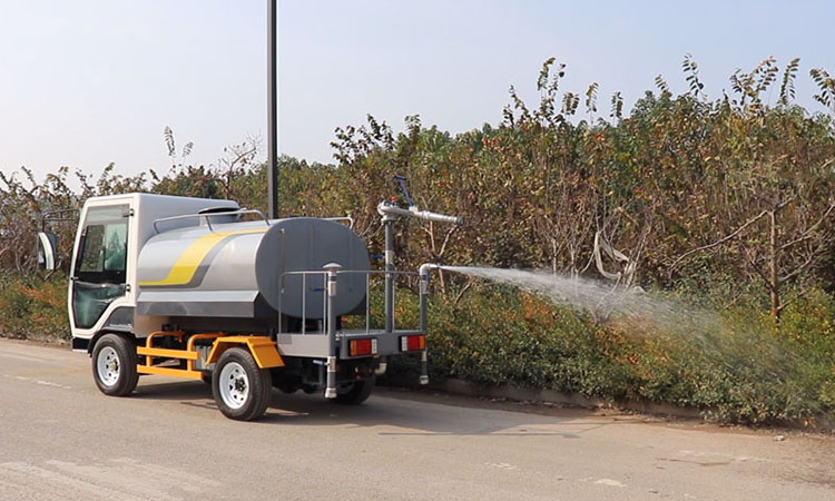 百易環(huán)保灑水車 百易環(huán)保灑水車