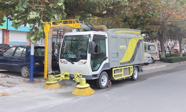 “變形金剛”多功能樹葉收集車全面升級(jí)