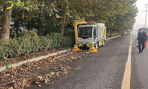 純電動(dòng)樹葉收集車,秋季落葉收集,其他季節(jié)可作為洗掃車高壓清洗車使用