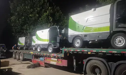 小型四輪高壓清洗車裝車準備發往深圳某環衛公司