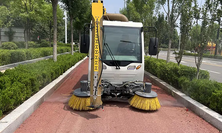 草坪上吸樹葉的機(jī)器
草坪上吸樹葉的機(jī)器