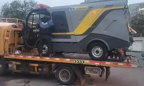 某環(huán)衛(wèi)公司定制的電動(dòng)深度清潔車夜間發(fā)車