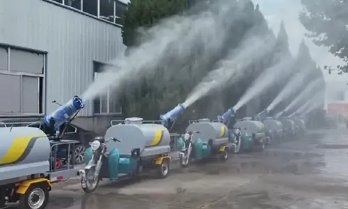 近日小型電動灑水車發往某環衛公司輔助環衛作業