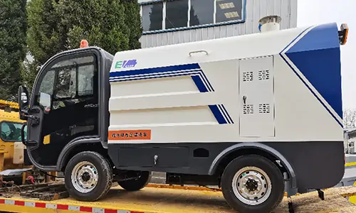 近日發往某環衛公司的四輪多功能高壓清洗車裝車發貨