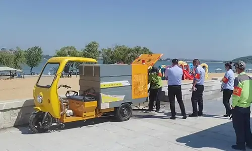 近日三輪高壓清洗車來到海邊進行沖洗作業