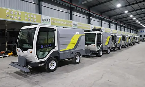 發往某環衛公司的多臺四輪高壓清洗車準備裝車