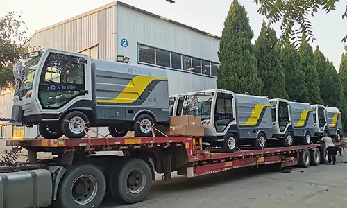 近日發往某環衛公司的四輪多功能高壓清洗車已裝車準備出發