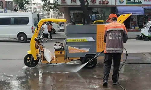 發往某環衛的冷熱水高壓清洗車聯合作業