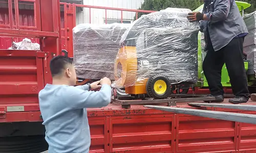 某環衛定制的高壓清洗車，吸葉機正在裝車準備發貨