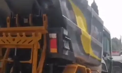 發(fā)往某環(huán)衛(wèi)公司的電動垃圾清運(yùn)車裝車完畢準(zhǔn)備出發(fā)