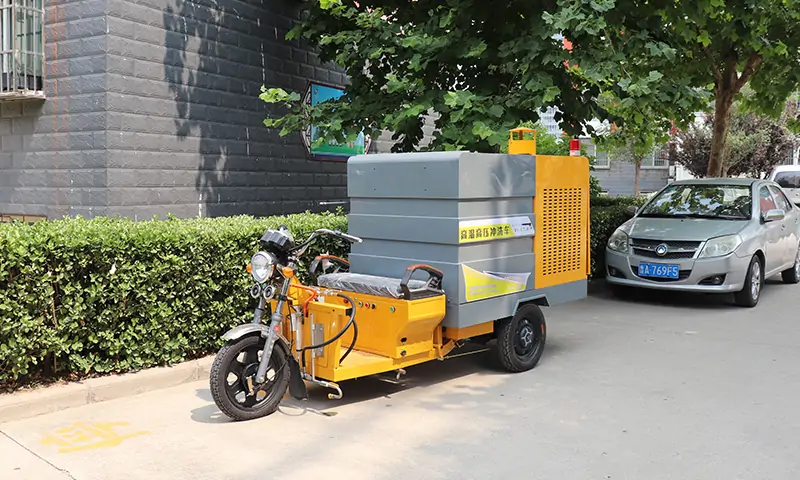 小型高溫高壓沖洗車工作原理？商業街油漬路面與井蓋清洗