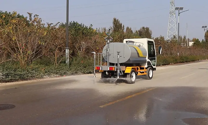 園林景區綠化面積大,不好管理?四輪電動灑水車,一車問題全解決!