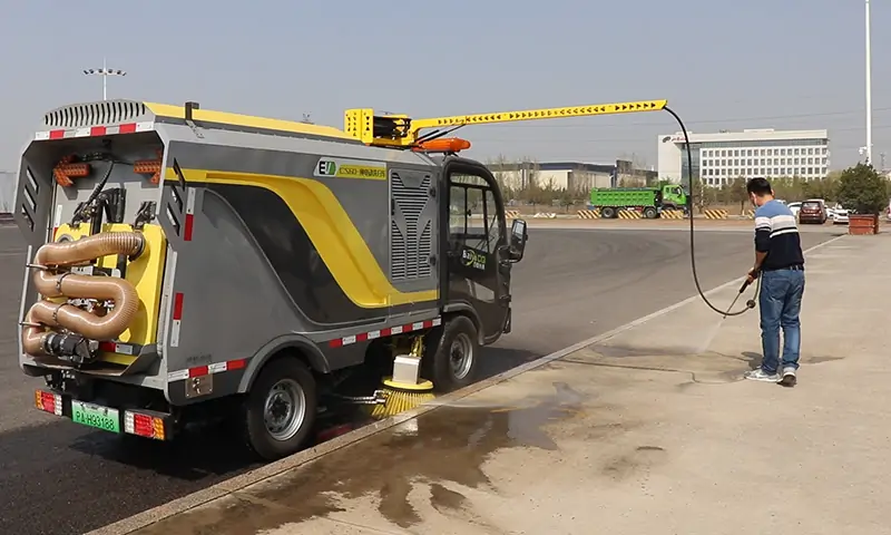 小型電動洗掃車--路邊停放車輛,底部垃圾清理有竅門!省時還省力!