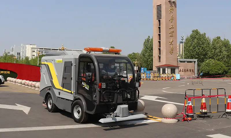 人行道、輔道也能使用的深度清潔車?打破傳統路面清掃模式,開創背街小巷深度清潔新時代!