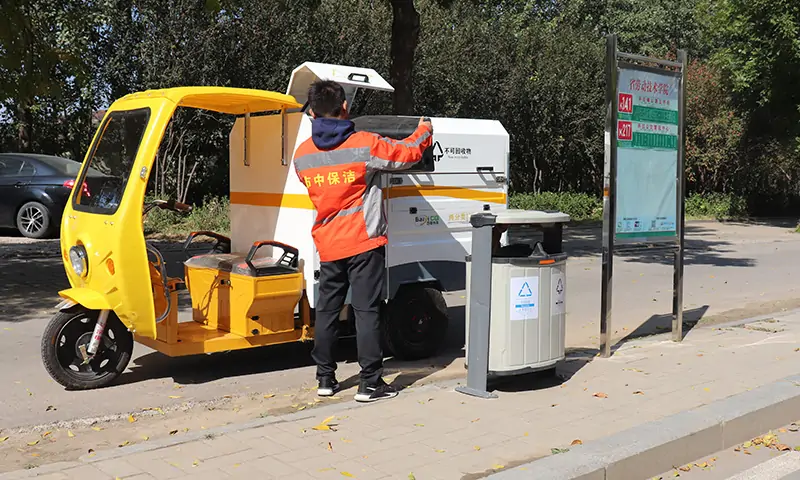 兩分類垃圾清運車,小巧身姿,操作靈活,應用廣泛!現場試車備受關注!