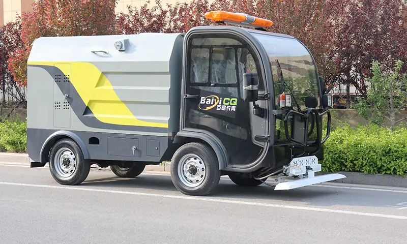 四輪多功能高壓清洗車！專項治理物業小區、景區、商業街道路面衛生治理！