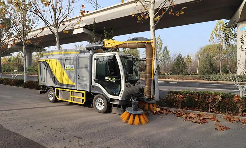 落葉收集大挑戰(zhàn)!秋季落葉收集專用車!純電動(dòng)更環(huán)保,大容量垃圾箱滿足多場(chǎng)地需求!