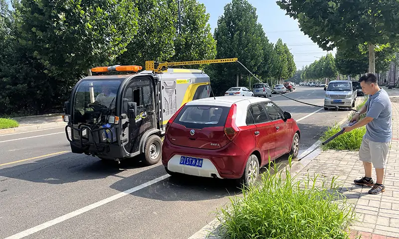 純電動洗掃車輔道人行道顯身手!狹窄道路洗掃,高壓沖洗人行道,車輛過后地面整潔又衛生!