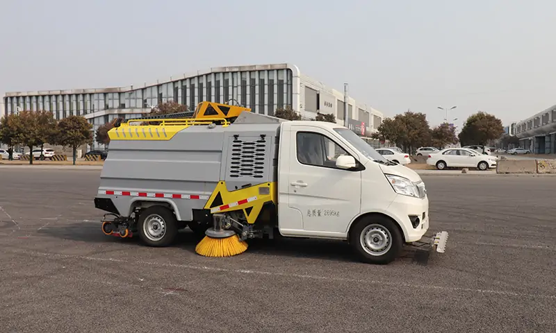 新品上市!新能源純電動洗掃車亮相!長安底盤可上牌,可旋轉機械臂帶高壓沖洗顯奇效!