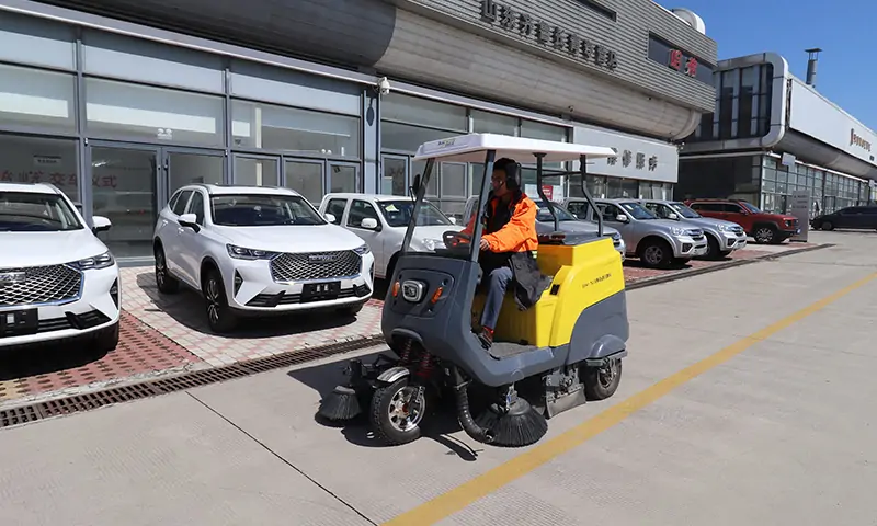 小型三輪駕駛式掃地車:高效清潔與環保共贏,純電動,更環保!