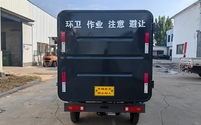 側(cè)裝式垃圾清運車BY-L30 側(cè)裝式垃圾清運車BY-L30