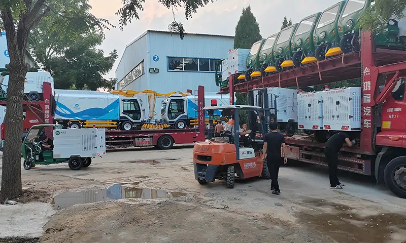 純電動(dòng)四輪樹葉收集車:環(huán)保高效的市政道路清潔解決方案