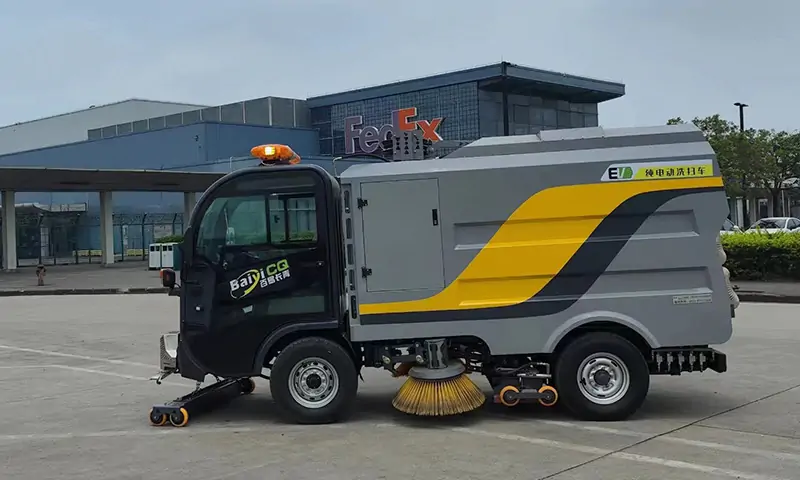 標題:四輪純電動洗掃車:道路清潔的革命者