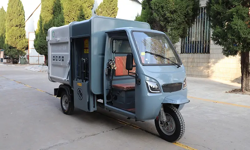 標題：側裝式垃圾清運車：美好城市環境的助力者