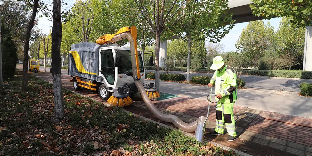 1708136360111336.jpg 樹葉收集車03_看圖王.jpg