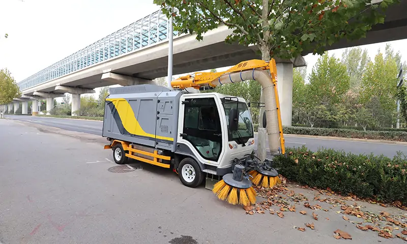 純電動(dòng)樹葉收集車:秋冬季節(jié)的落葉清理專用車輛