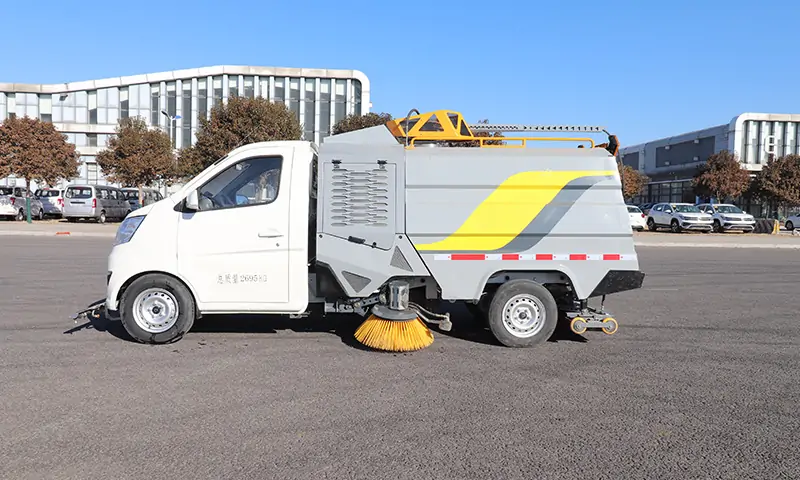 新能源小型洗掃車:市政環衛的綠色智慧利器