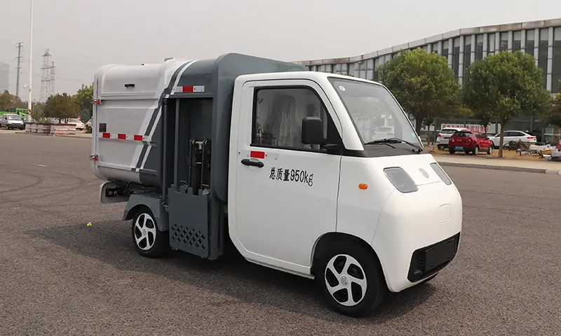 新款側裝式垃圾清運車:物業景區道路垃圾桶垃圾轉運的專業設備