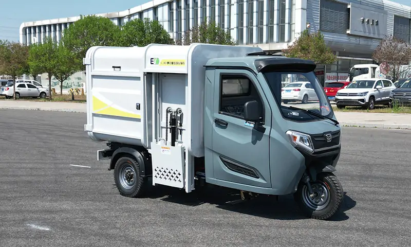 新款側裝式垃圾清運車:物業景區道路垃圾桶垃圾轉運專業設備